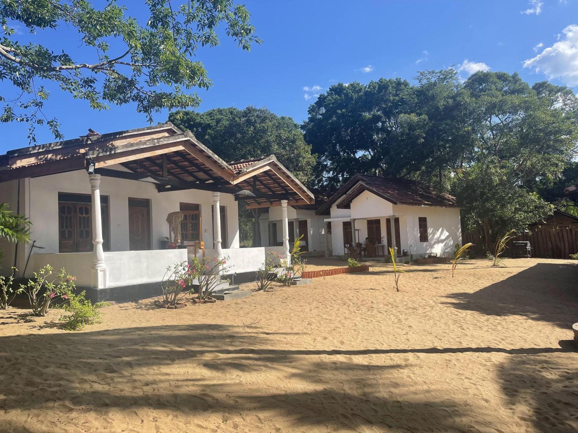 Coconut Hill Arugam Bay Hostel Exterior photo